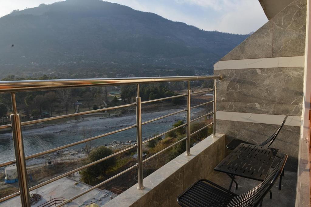 Tulip Flowing River View Hotel. Shamshi Ngoại thất bức ảnh